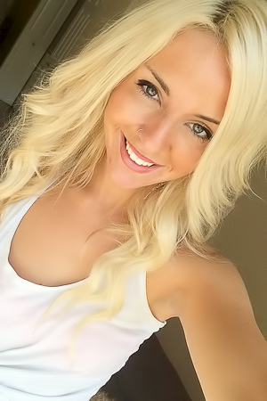 Various hot GFs share selfies