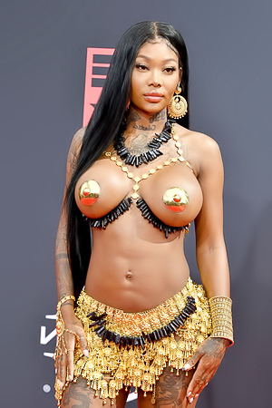 Summer Walker in Pasties at the 2022 BET Awards!