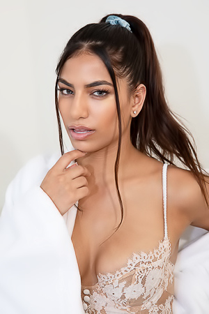 Daniella Vioti - Scrunchy