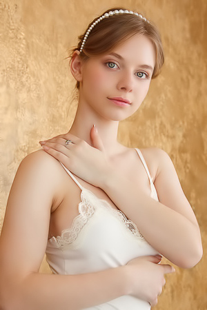 Young Beauty Siya Uncovers Her Full Breasts Before Showing
