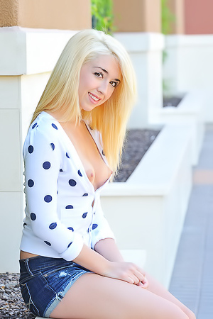 Toplee Girl Jayde Walking Around