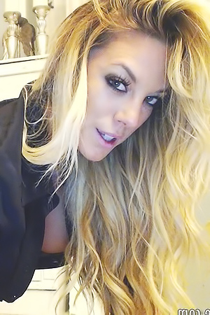 Gisele Shows Off Her Nude Body On Webcam
