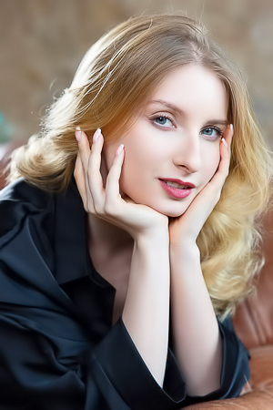 Minnie Lighter Turns Onto Her Knees To Diddle Herself Doggy Style