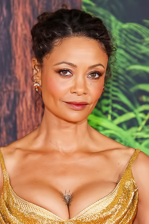 Thandiwe Newton Show Off Tittoo at Anaconda Premiere!