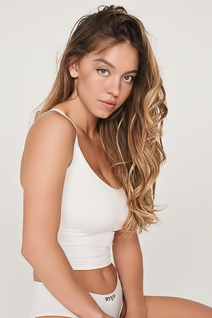 Sydney Sweeney Launches Her Lingerie Line – SYRN!
