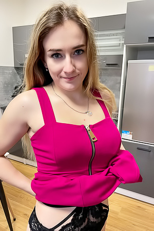 Dee Dee Sexy Babe Is Locked And Loaded For Some Sexy Fun