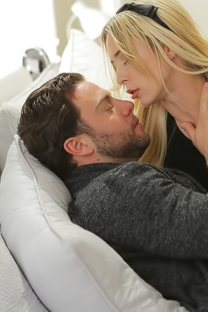 Aiden Ashley In Bed For Cheating And Deepthroat Thrills